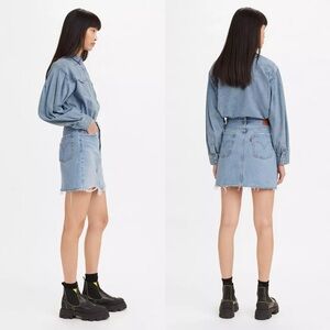 HIGH RISE DECONSTRUCTED DENIM
WOMEN'S SKIRT SIZE 2 W26